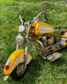 Plechový model žlutého motocyklu