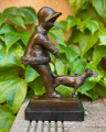 Bronzová socha dívky venčení psa