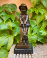 Bronzová socha dívky venčení psa