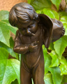 Bronzová socha soška chlapce, který kouří cigarety