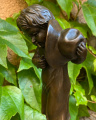 Bronzová socha soška chlapce, který kouří cigarety