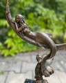 Bronzová socha soška Mořská panna na srpku měsíce