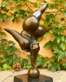 Moderní bronzová soška Žena Plus size - akrobatka