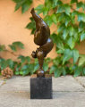 Moderní bronzová soška Žena Plus size - akrobatka