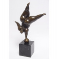 Moderní bronzová soška Žena Plus size - akrobatka 