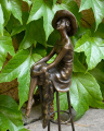 Socha Ženy s kloboukem na židli z bronzu