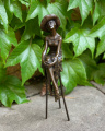 Socha Ženy s kloboukem na židli z bronzu